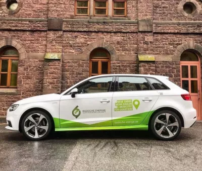 BES Auto vor Hauswand