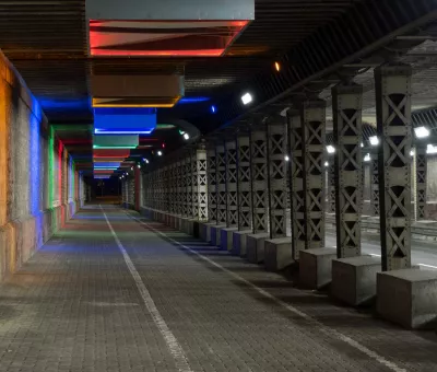 Bunt beleuchteter Tunnel