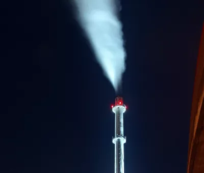 Wasserdampf aus Schornstein