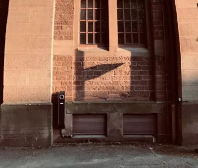 Ladesäule vor Hauswand